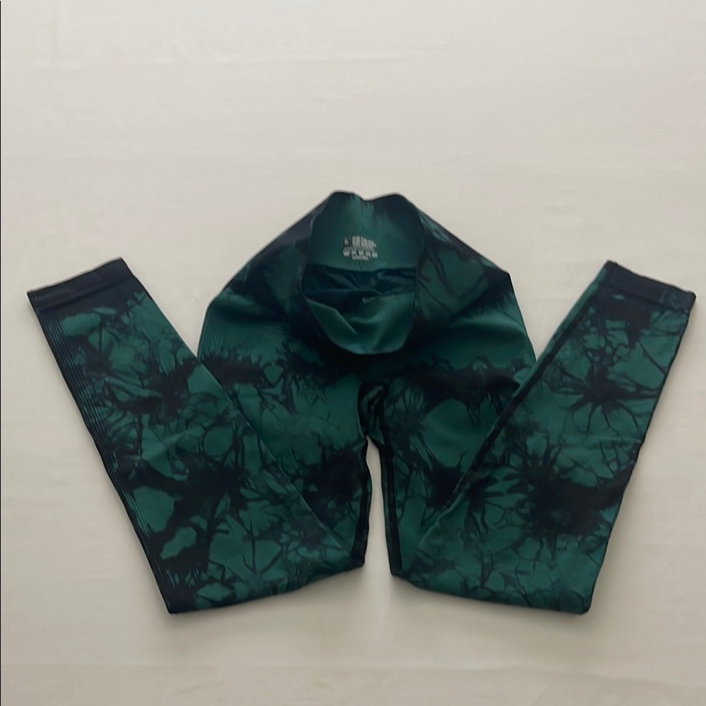 (NWOT) SHEIN Marbled Scrunchy Butt Leggings in Green/Black, Small